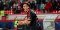  Foto: Divulgação/Benfica - Legenda: Jogadores de Benfica e Estrela Vermelha em disputa de bola na Champions / Jogada10