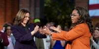 Kamala Harris falou sobre um assunto em um evento com Oprah (dir.)  Foto: Reuters / BBC News Brasil