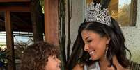 Luana Cavalcante, coroada Miss Universe Brasil 2024, com o filho, Pedro. A modelo é a primeira mãe a vencer o concurso.  Foto: @luacfarsoni via Instagram / Estadão