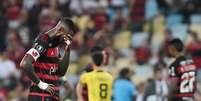 Gerson, do Flamengo, se lamenta após a derrota por 1 a 0 para o Peñarol, do Uruguai, na partida de ida das quartas de final da Libertadores.  Foto: ALEXANDRE DURÃO/ZIMEL PRESS/ESTADÃO CONTEÚDO