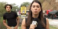 'Desnecessário': detonado na web, MC Livinho se desculpa por invadir matéria ao vivo da Globo em tragédia com 3 mortos em estrada.  Foto: Reprodução, TV Globo / Purepeople