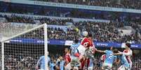  Foto: Photo by Michael Regan/Getty Images - Legenda: Gabriel Magalhães voa para fazer o segundo gol do Arsenal sobre o Manchester City / Jogada10