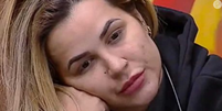 'Poltrona confortável', 'Smart TV nova' e distribuição de autógrafos: novos detalhes da vida de detenta de Deolane Bezerra vêm à tona.  Foto: Reprodução, Record TV / Purepeople