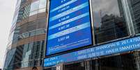 Painel eletr&ocirc;nico mostra cota&ccedil;&otilde;es do mercado acion&aacute;rio em Hong Kong
18/08/2023 REUTERS/Tyrone Siu  Foto: Reuters