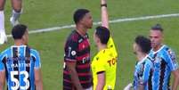 O Flamengo fez uma postagem afirmando que o jogador Carlinhos foi alvo de injúria racial na Arena do Grêmio  Foto: Marcelo Cortes /CRF - Legenda: Carlinhos durante o jogo contra o Grêmio / Jogada10