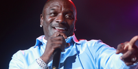 Gente? Sem saber portugu&ecirc;s, Akon compartilha post que massacra seu show no Rock in Rio.  Foto: Brazil News / Purepeople