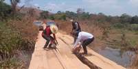 Servidores da força-tarefa consertaram ponte para passar com caminhões  Foto: Divulgação/Polícia Federal