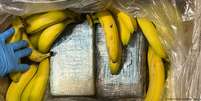 Quase 100 kg de cocaína são encontradas em meio a caixas de bananas na Alemanha. Suspeita é que droga tenha vindo da América do Sul  Foto: DW / Deutsche Welle