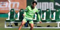  Foto: Cesar Greco/Palmeiras - Legenda: Gustavo Gómez durante treino do Verdão na Academia de Futebol / Jogada10