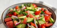 Salada de pepino com tomate e melancia  Foto: Liudmyla Chuhunova | Shutterstock / Portal EdiCase