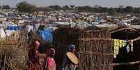 Mulheres sudanesas que fugiram da região sudanesa de Darfur caminham em acampamento em Adre, no Chade
05/08/2023 REUTERS/Zohra Bensemra   Foto: Reuters