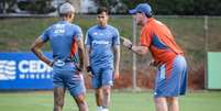  Foto: Gustavo Aleixo/Cruzeiro - Legenda: Fernando Diniz dirige atividade da Raposa na Toca 2 / Jogada10