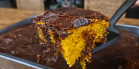 Bolo de cenoura com cobertura de chocolate, um clássico delicioso  Foto: Reprodução/Youtube Ana Zambrin