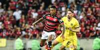 Bruno Henrique (Flamengo) se desvencilhando da marcação contra o Peñarol, no dia 19.09.2024 Foto: Foto Arena LTDA / Alamy Stock Photo