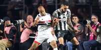 Foto; Vitor Silva/Botafogo - Legenda: São Paulo e Botafogo travaram duelo equilibrado no Morumbis  Foto: Jogada10