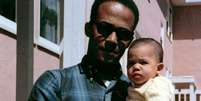 Donald Harris com Kamala em 1965  Foto: Campanha de Kamala Harris via Reuters / BBC News Brasil