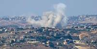 Fumaça saindo do local de um ataque aéreo israelense que teve como alvo vilarejos do sul do Líbano.  Foto: STR/EPA-EFE/REX/Shutterstock / BBC News Brasil