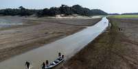 Vista do baixo nível de água no Lago do Aleixo, um dos maiores lagos de Manaus, localizado na região do encontro das águas do Rio Negro com o Rio Solimões, neste sábado, 21.  Foto: RAPHAEL ALVES/ENQUADRAR/ESTADÃO CONTEÚDO