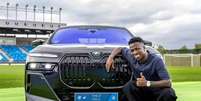 Vini.Jr escolheu a BMW i7 em sua versão M70 xDrive. Foto: Divulgação/Real Madrid