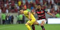 Fabrício Bruno em ação na partida entre Flamengo e Peñarol na ida das quartas de final da Libertadores no Maracanã   Foto: Dhavid Normando/Getty Images / Esporte News Mundo