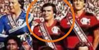 Reinaldo ao lado do goleiro Raul no poster do Flamengo campeão do Mundial de 1981 - Foto: Divulgação - Legenda: Reinaldo, multicampeão pelo Flamengo, morre aos 70 anos / Jogada10