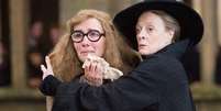 Maggie Smith (à direita, em cena com Emma Thompson) é conhecida por público mais jovem por seu papel nos filmes Harry Potter  Foto: Ronald Grant / BBC News Brasil