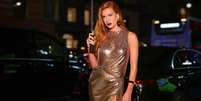 Marina Ruy Barbosa com vestido dourado em Paris  Foto: Reprodu&ccedil;&atilde;o / AgNews / Manequim