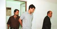 Mateus da Costa Meira (c), que matou 3 pessoas e deixou outras 4 feridas ap&oacute;s disparar tiros de metralhadora em uma sala de cinema do Shopping Morumbi, &eacute; apresentado no 96&ordm; DP em 1999  Foto: CAIO GUATELLI / Estad&atilde;o