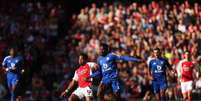  Foto: Julian Finney/Getty Images - Legenda: Timber, do Arsenal (de vermelho) luta pela bola com Ndidi (Leicester) / Jogada10