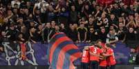  Foto: Juan Manuel Serrano Arce/Getty Images - Legenda: Jogadores de Osasuna e Barcelona em disputa de bola na LaLiga / Jogada10