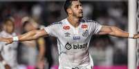  Foto: Raul Barettta / Santos - Legenda: Giuliano comemora o gol da vitória do Santos sobre o Operário-PR / Jogada10