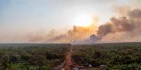 A Defesa Civil estadual mobiliza efetivo para combater um incêndio que devasta a Estação Ecológica Jataí, no interior paulista. Foto: Gabinete de Crise/Governo de SP/Divulgação / Estadão