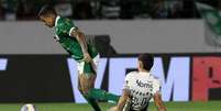  Foto: Cesar Greco/Palmeiras - Legenda: Dudu agradeceu carinho da torcida após jogo contra o Atlético-MG / Jogada10