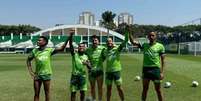 Foto: Reprodução / Instagram - Legenda: Dudu e jogadores lesionados estiveram na Academia de Futebol / Jogada10