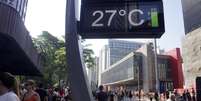 Movimentação de visitantes na região da Avenida Paulista, no centro sul da cidade de São Paulo, na tarde de sol e calor deste domingo, 29 de setembro de 2024.  Foto: CRIS FAGA/DRAGONFLY PRESS/ESTADÃO CONTEÚDO