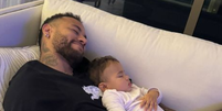 Neymar mostra luta da filha contra o sono  Foto: Reprodução/Instagram/Neymar Jr