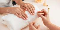 Imagem ilustrativa de cliente na manicure  Foto: Freepik / Manequim