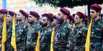 Combatentes do Hezbollah participam do velório de lideranças do movimento em Beirute  Foto: Getty Images / BBC News Brasil