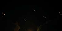 Misseis no céu de Tel Aviv, em Israel.  Foto: Ammar Awad