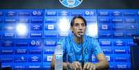 Foto: Lucas Uebel/Grêmio FBPA - Legenda: Zagueiro Pedro Geromel em coletiva que comunicou a sua despedida do Grêmio e dos gramados / Jogada10