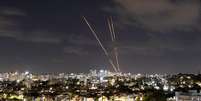 Irã voltou a atacar Israel pela segunda vez este ano. Foto mostra mísseis sendo interceptados no céu da cidade de Ashkelon, em Israel  Foto: Reuters / BBC News Brasil