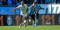 Foto: Pedro Souza / Atlético MG - Legenda: No único encontro entre as equipes até aqui no Campeonato Brasileiro, Grêmio sofreu a virada para o Atlético / Jogada10