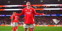 Di María tenta o chute diante da marcação de Correa, do Atlético. Fera foi o grande maestro do Benfica.  Foto: Gualter Fatia/Getty Images / Jogada10