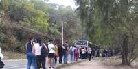 Fila às 6 horas para embarcar para a Lapa na praça Marcos Santos Silva, na Cohab Raposo Tavares. Local não tem estrutura suficiente para atender os passageiros. Quando chove, é um desespero.  Foto: Marcos Zibordi