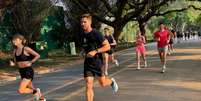 Alheio aos olhares, Jonas Sulzbach faz seu treino de corrida no Parque do Ibirapuera  Foto: Sala de TV