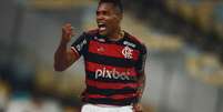 Foto: Divulgação/Flamengo - Legenda: Alex Sandro comemora o seu gol para o Flamengo / Jogada10