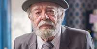 Ator Emiliano Queiroz morreu aos 88 anos em 4 de outubro de 2024; artista esteve na 1ª novela da Globo, "O Bem-Amado!" e mais. Recorde carreira.  Foto: Divulgação, TV Globo / Purepeople