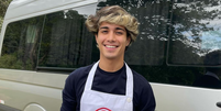 Quem &eacute; o ex-Masterchef que assumiu namoro com influenciador  Foto: Reprodu&ccedil;&atilde;o: Instagram/_heltonoliveira