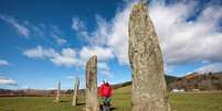 Em Kilmartin Glen há uma coleção de pedras monolíticas, túmulos, anéis de solo e câmaras funerárias. Mais de 800 relíquias antigas também foram encontradas  Foto: Getty Images / BBC News Brasil