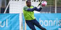 FOTO: LUCAS UEBEL/GREMIO FBPA - Legenda: O goleiro Caíque foi substuído após sentir fortes cãimbas contra o Fortaleza Foto: Jogada10